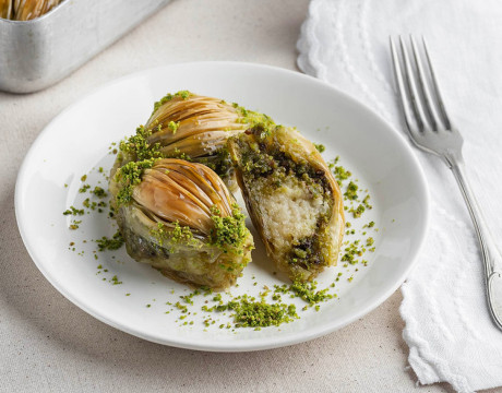 Creamy Mussels with Pistachio