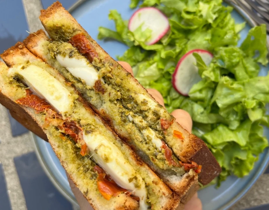 Toast with pesto and tomatoes