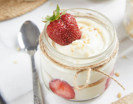 Strawberry pudding cup